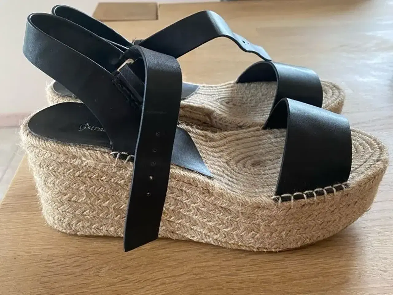 Billede 3 - sandaler sælges