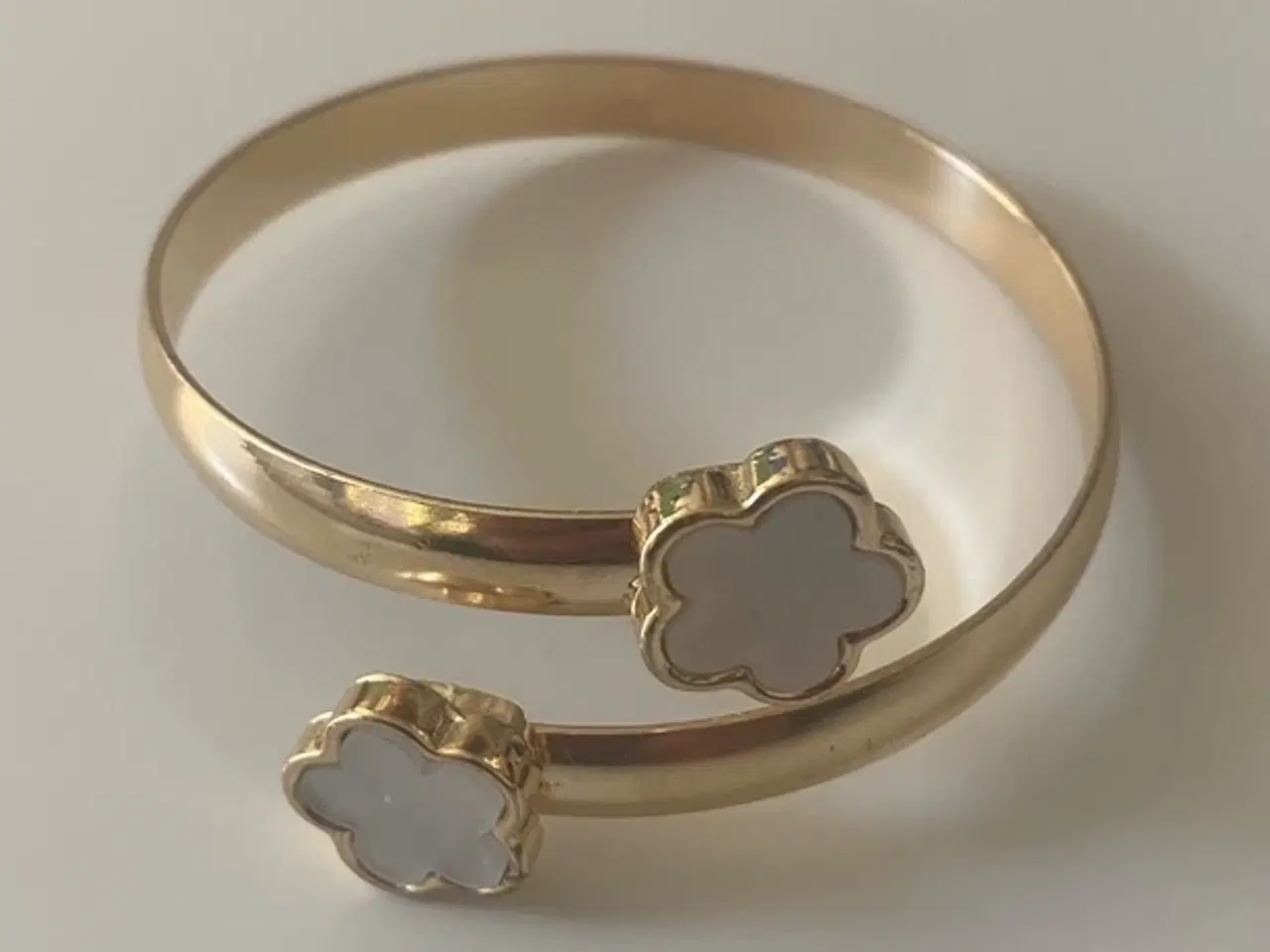 Billede 1 - * Lækker armring - med sort/hvidt blomsterdesign