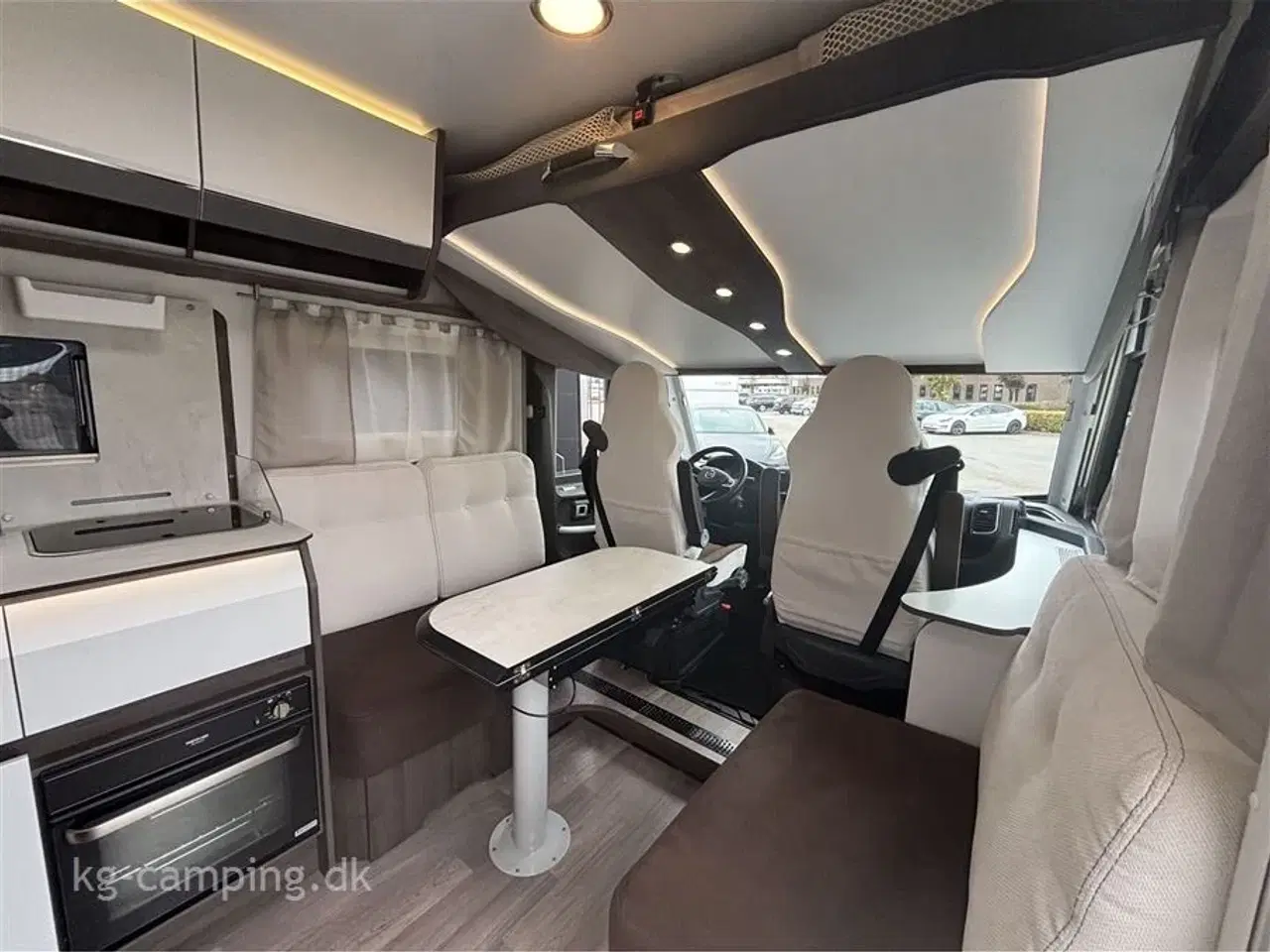 Billede 5 - 2022 - Benimar Amphitryon 998 4400 kg   Kraftfuld helintegreret autocamper med ALDE-varme og masser af komfort!