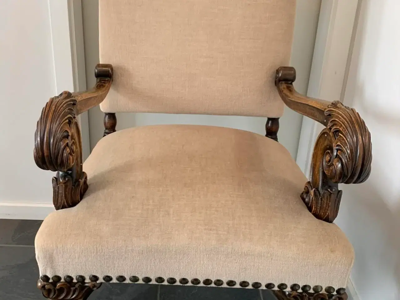Billede 2 - Kongestol i barokstil i eg med beige polstring