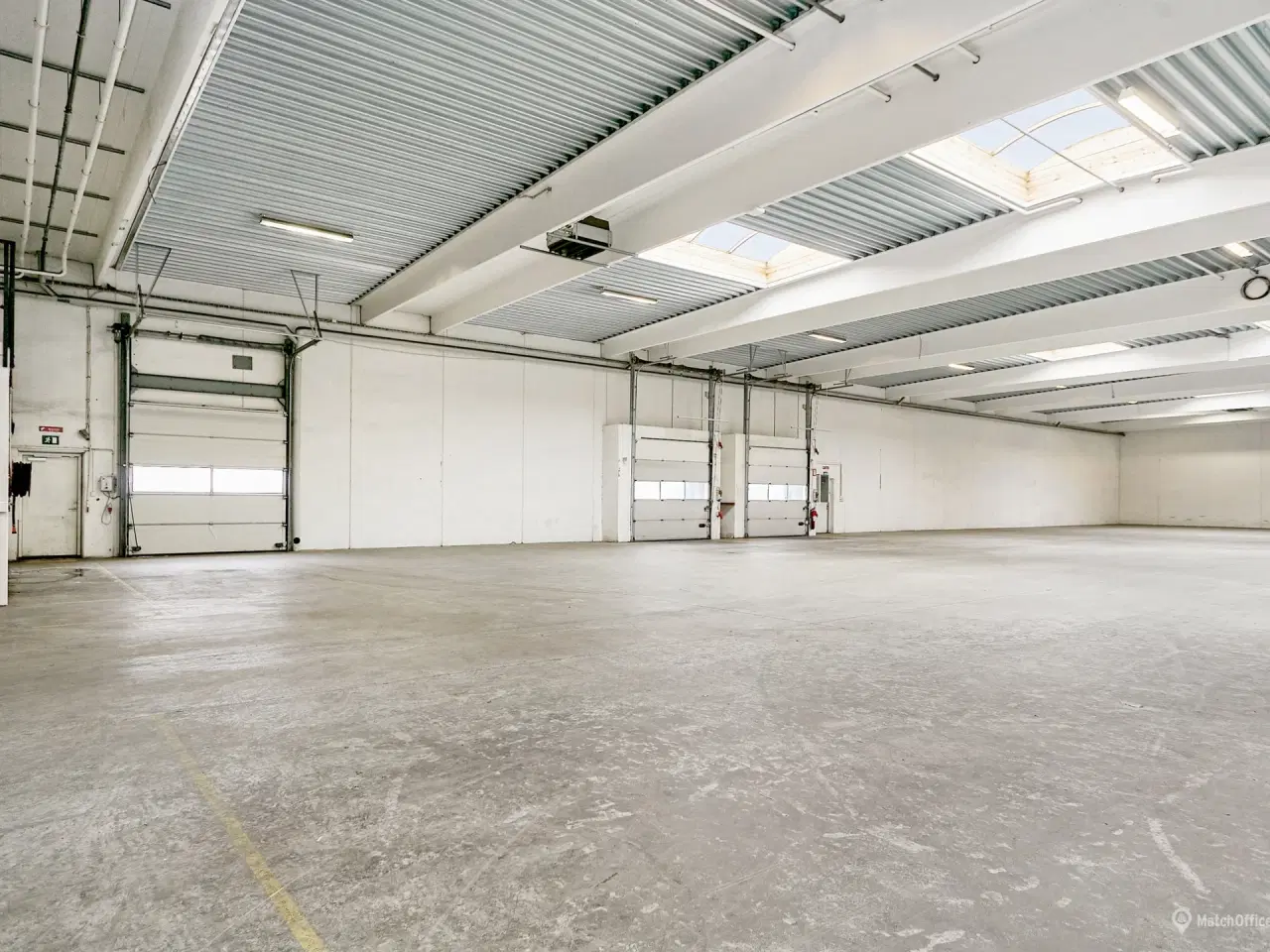 Billede 5 - Højloftet lagerhal med to læsseramper