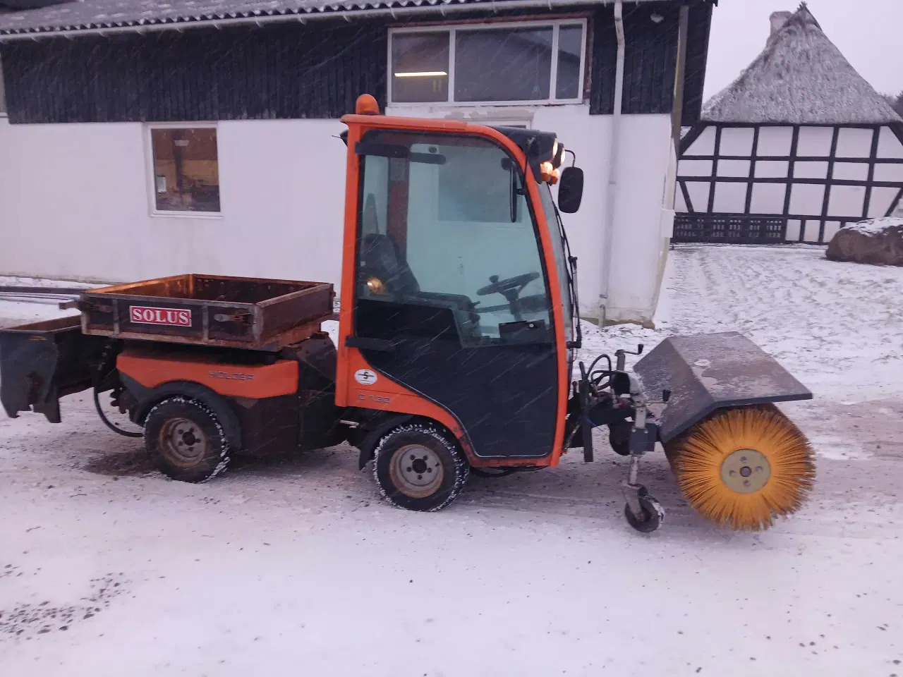 Billede 2 - Redskabsbærer med kost og saltudlægger