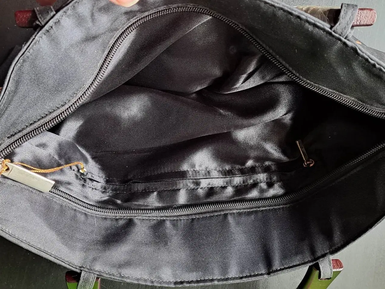 Billede 3 - Taske der er en lomme indeni med lynlås