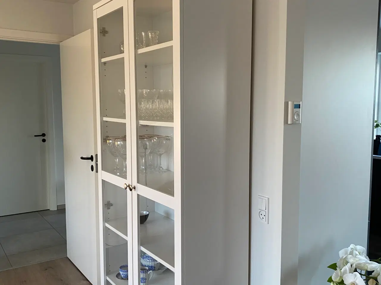 Billede 1 - Vitrineskab hvidlakeret helt nyt