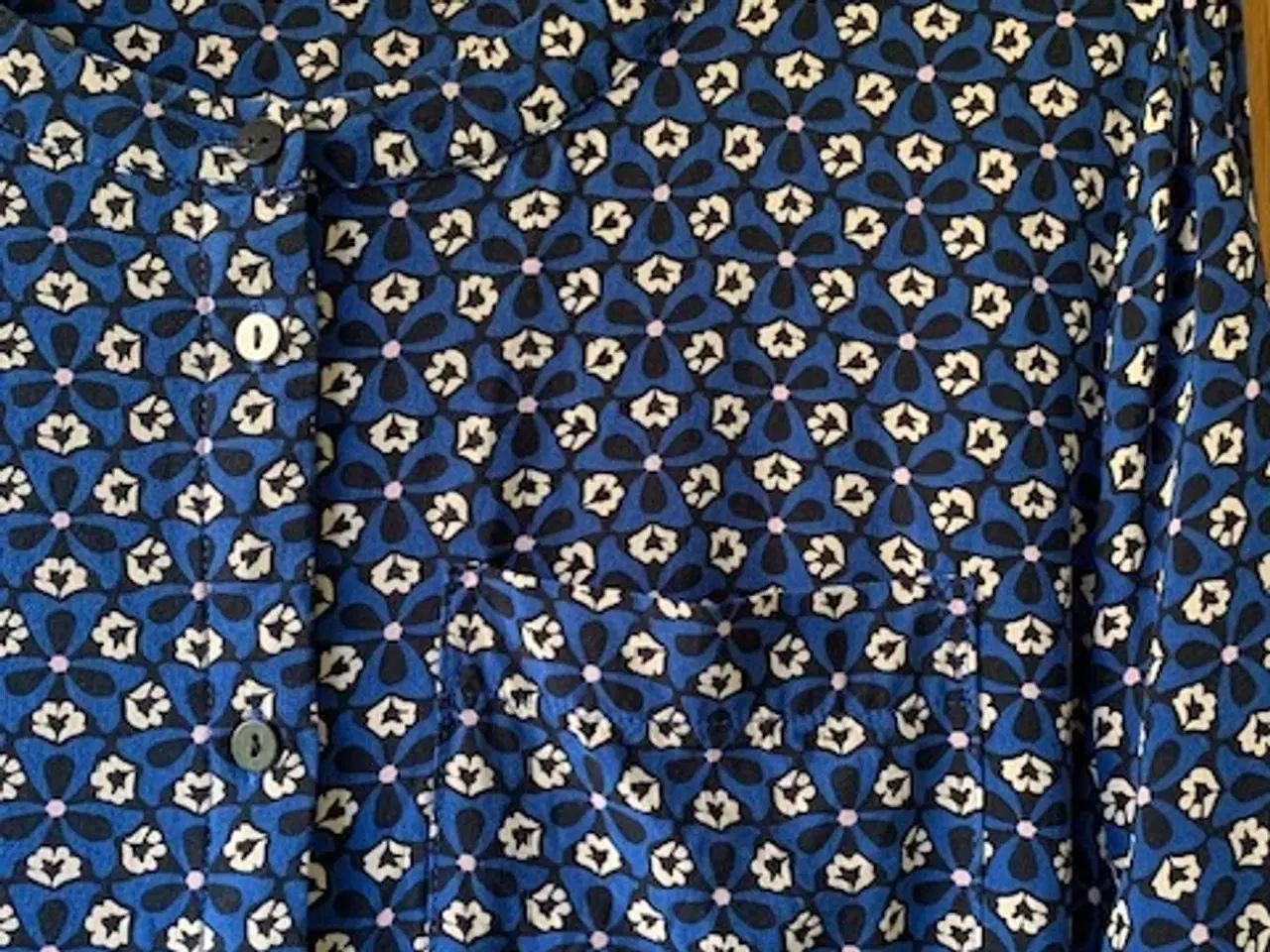 Billede 2 - Therese skjorte str. L 100 % viscose - fejlkøb