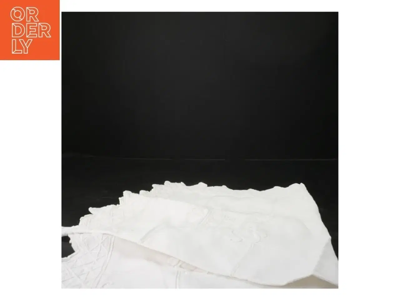 Billede 2 - Hvidt broderet borddækningsstof (str. 68x64 cm)