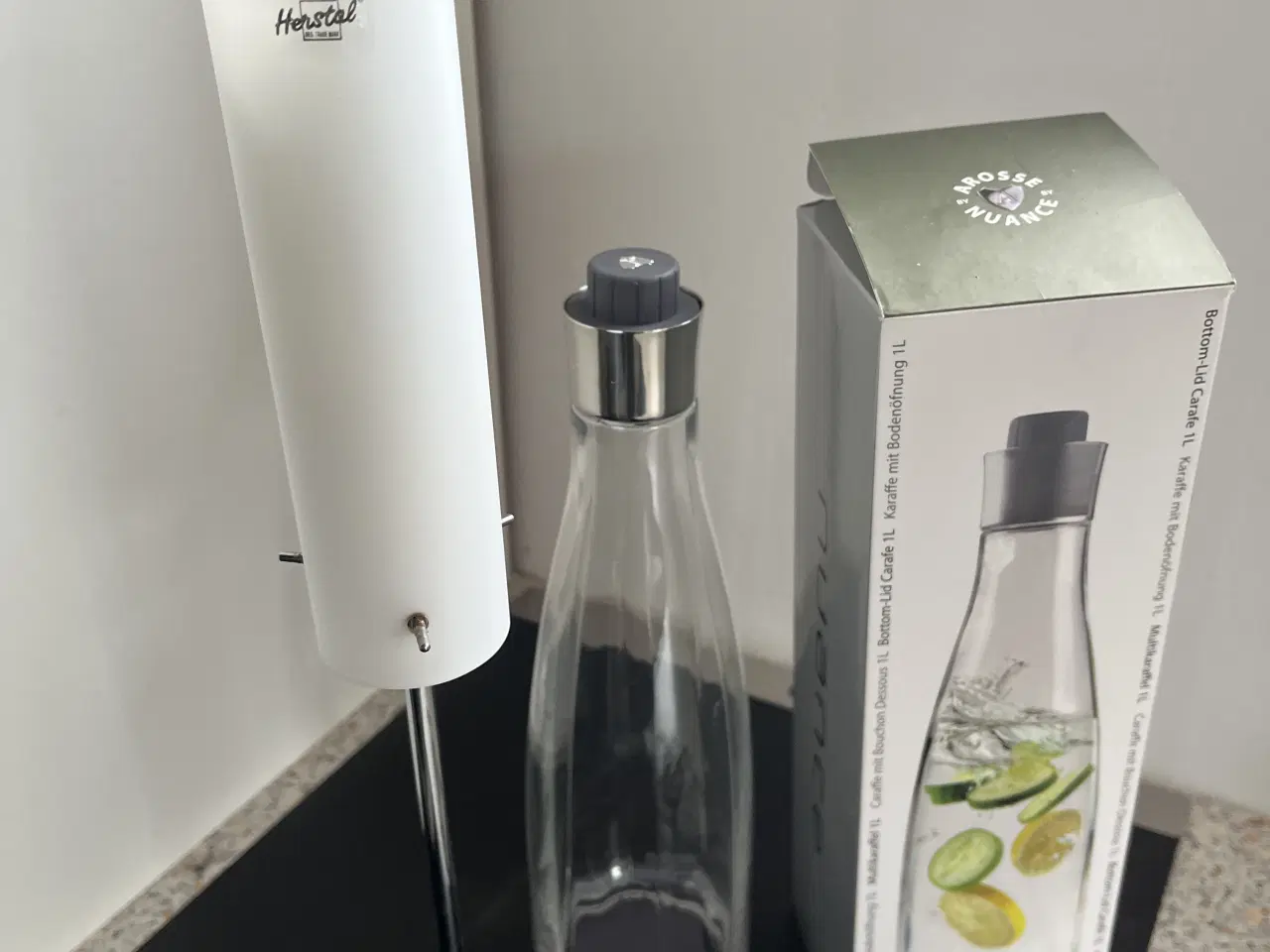 Billede 2 - Herstal lampe og en vandkaraffel med låg og æske. 