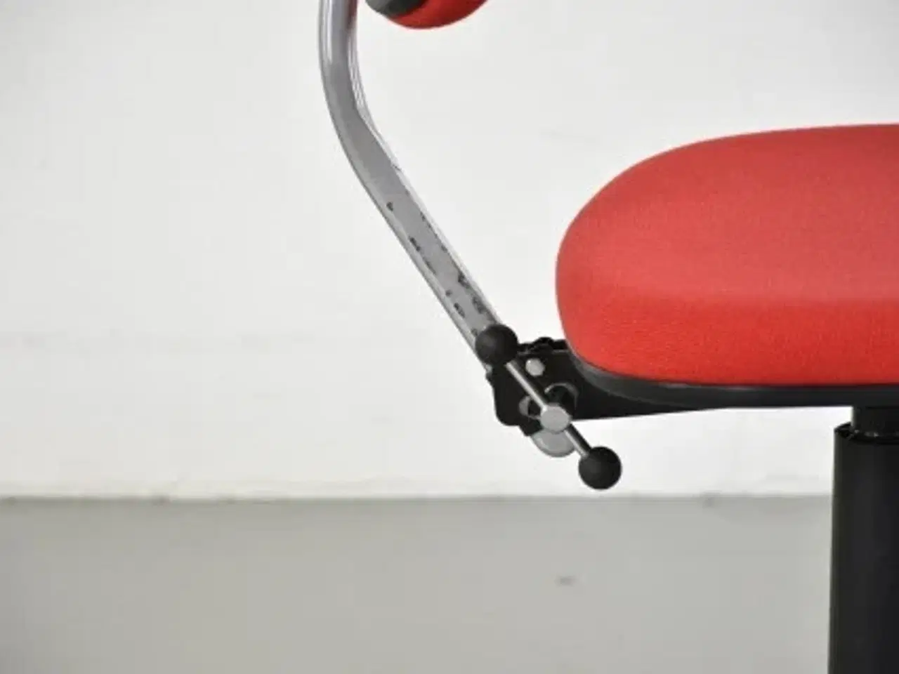 Billede 9 - Fritz hansen kontorstol med rødt polster og blankt stel