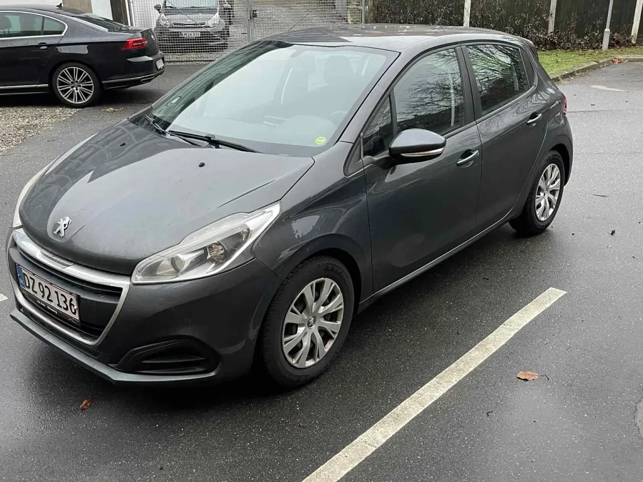 Billede 1 - Flot og velholdt Peugeot 208. Nysynet. 2 sæt hjul