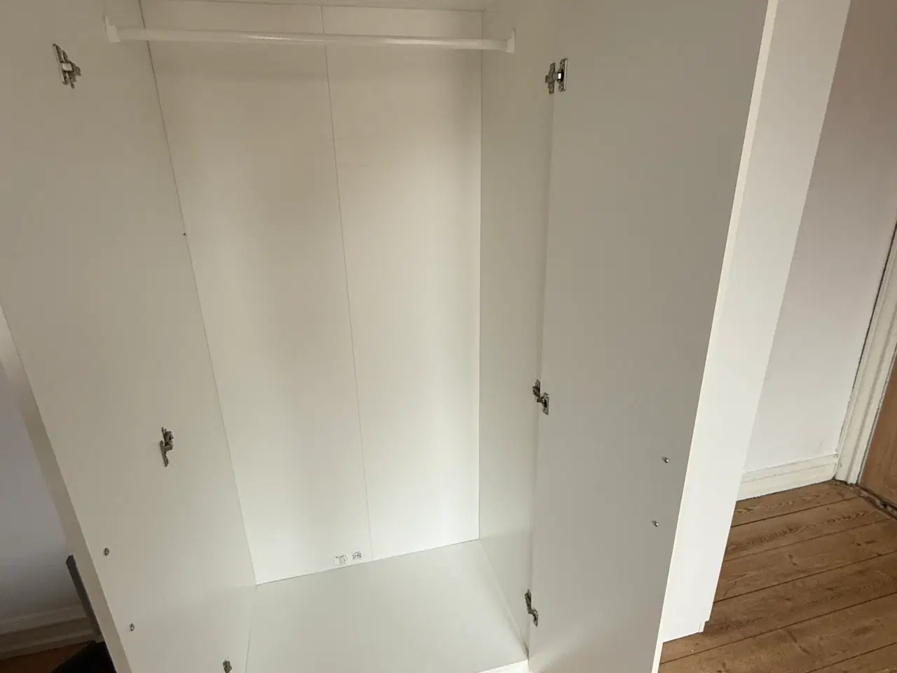 Billede 4 - Dombås garderobeskab fra IKEA