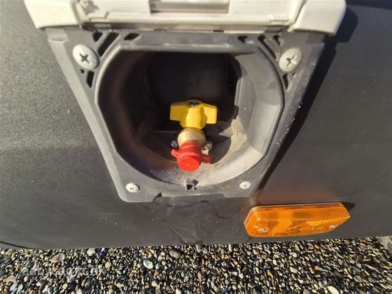 Billede 17 - 2024 - Autostar van V630LI Design Edition   Automatgear. markise. solceller. 200 Ah lithium batteri. 2000w inverter. maxxfan. Fyldegas. anhængertræk. undervognsbehandlet. Gasudtag. cykelstativ.