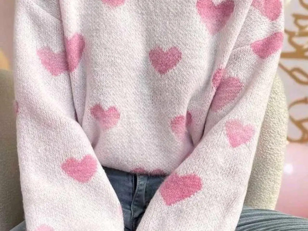 Billede 1 - Hvid sweater med lyserøde hjerter str.L