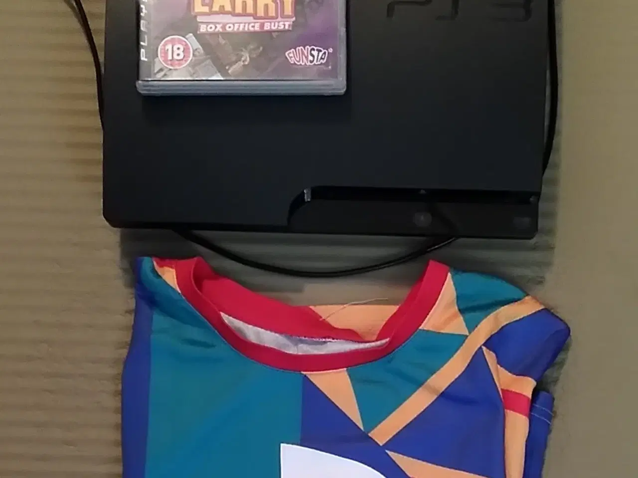 Billede 1 - PlayStation 3 bundle med T-shirt og et enkelt spil