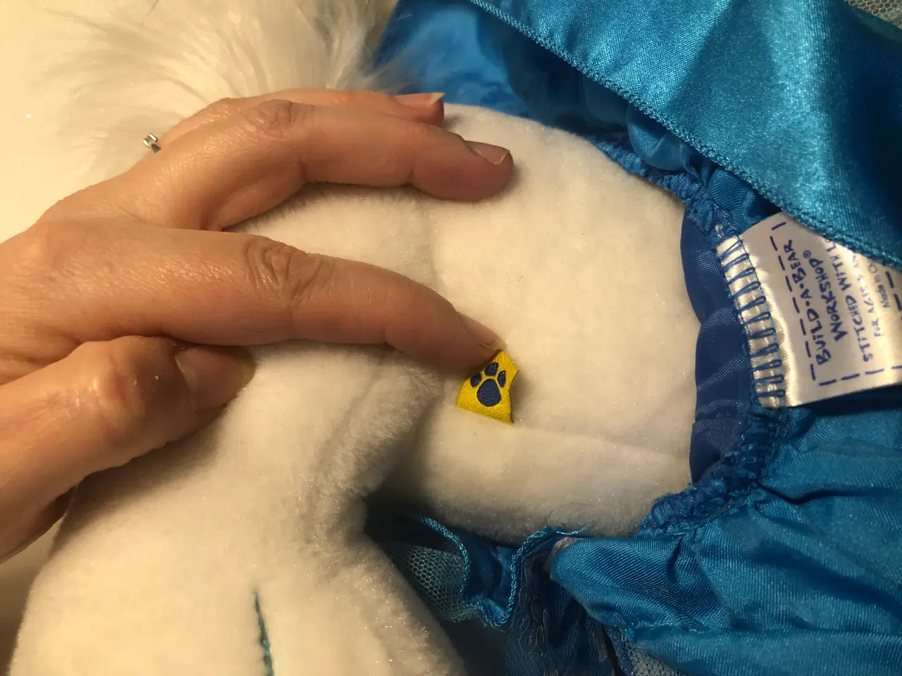 Billede 7 - Flot BuildABear bamse i hvid med blåt tøj