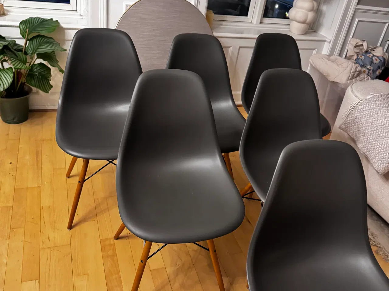 Billede 7 - 6x Charles Eames spisebordsstole – grå/egetræsben