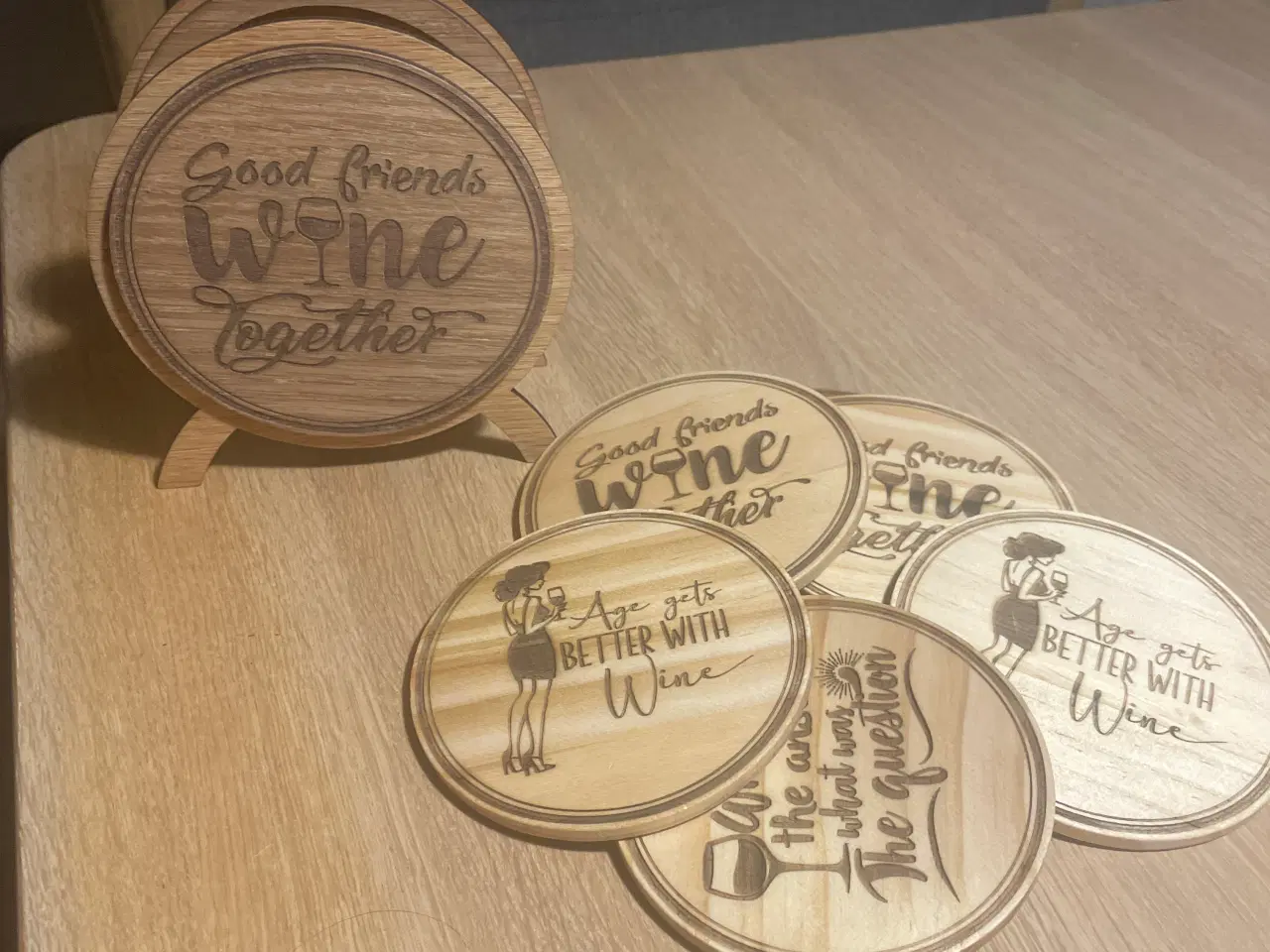 Billede 5 - Holdere med øl, vin og kaffe lasters i træ