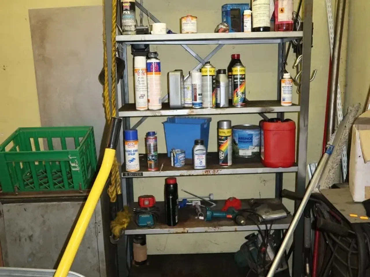 Billede 1 - Reol med indhold