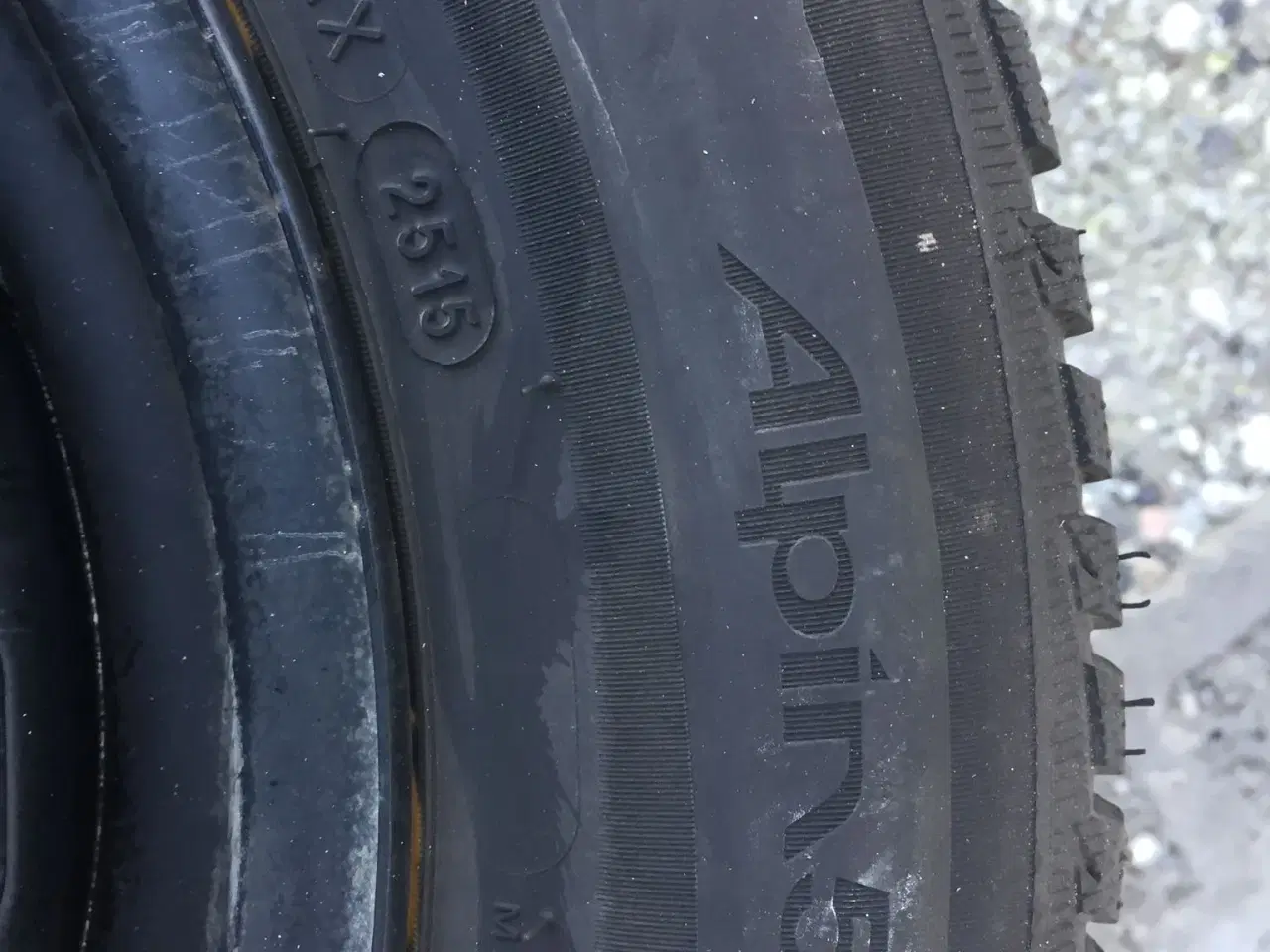 Billede 2 - Michelin vinterdæk på fælge,195/65 R15.