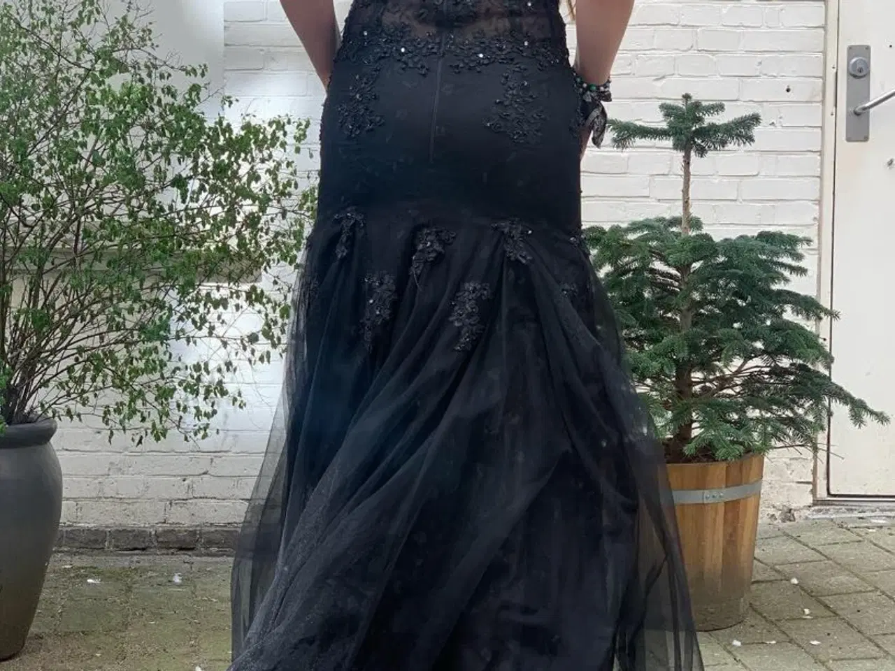 Billede 4 - To kjoler . En i silke, og en i blonde. 