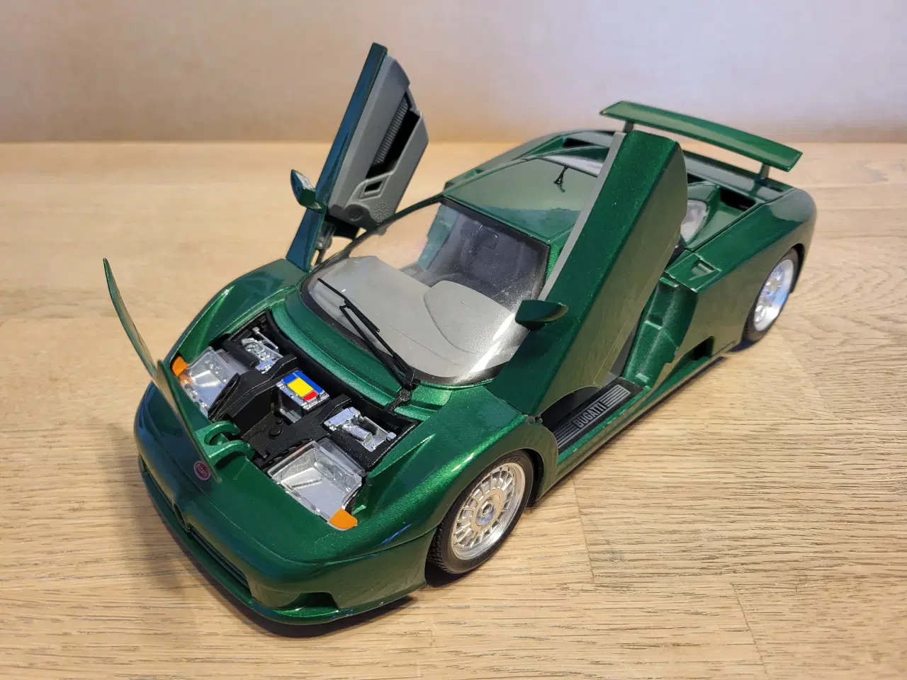 Billede 5 - Modelbil, Bugatti EB 110 (1991), skala 1:18 