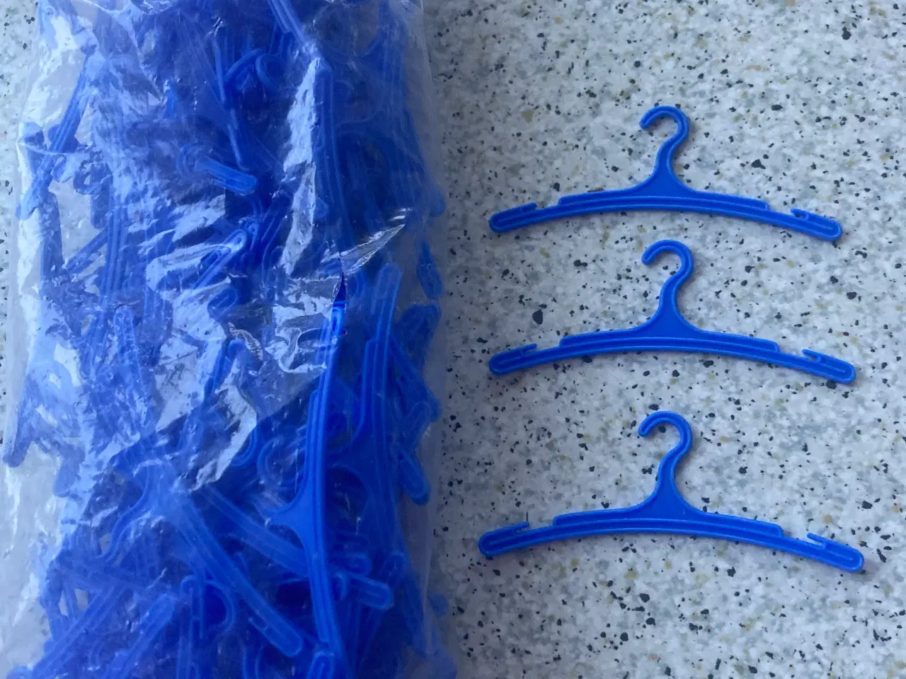 Billede 3 - Bøjler til dukketøj