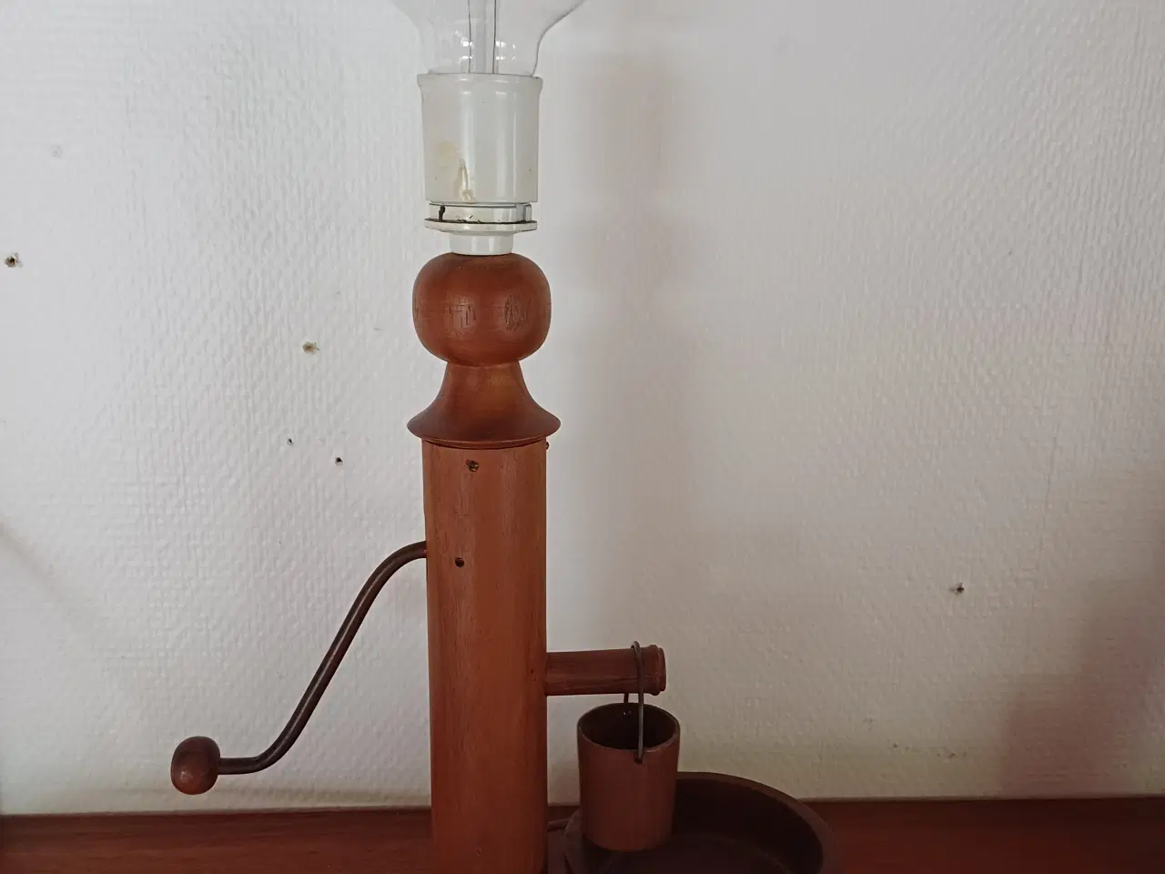 Billede 3 - Teak bordlampe udformet som vandpumpe 