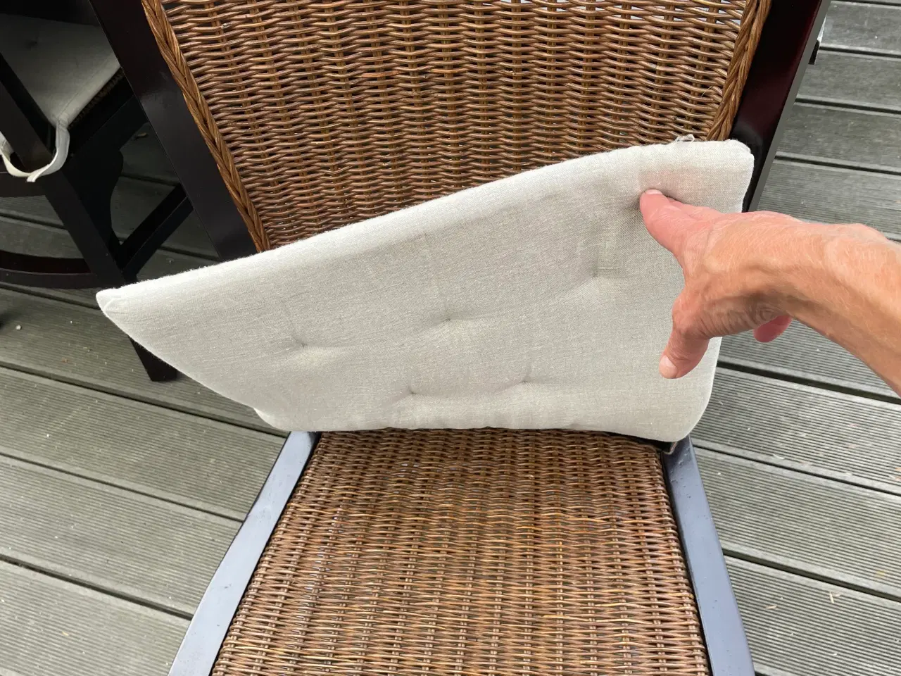 Billede 5 - Massivt spisebord og 6 stole