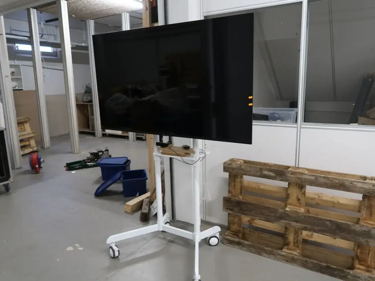 Billede 1 - Fjernsyn LG på stativ med konferencekamera