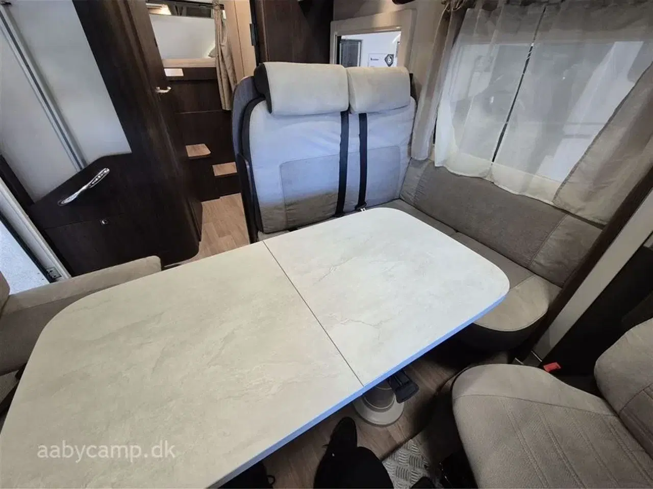 Billede 9 - 2022 - Benimar Tessoro 442   Nk. Pakke. automatgear. solcelle. 2x Agm Batterier. markise. udv. gasudtag. cykelstativ. sælges kun til cvr !!!