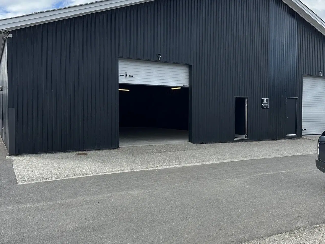 Billede 8 - Lager. isoleret med port og indgangsdør