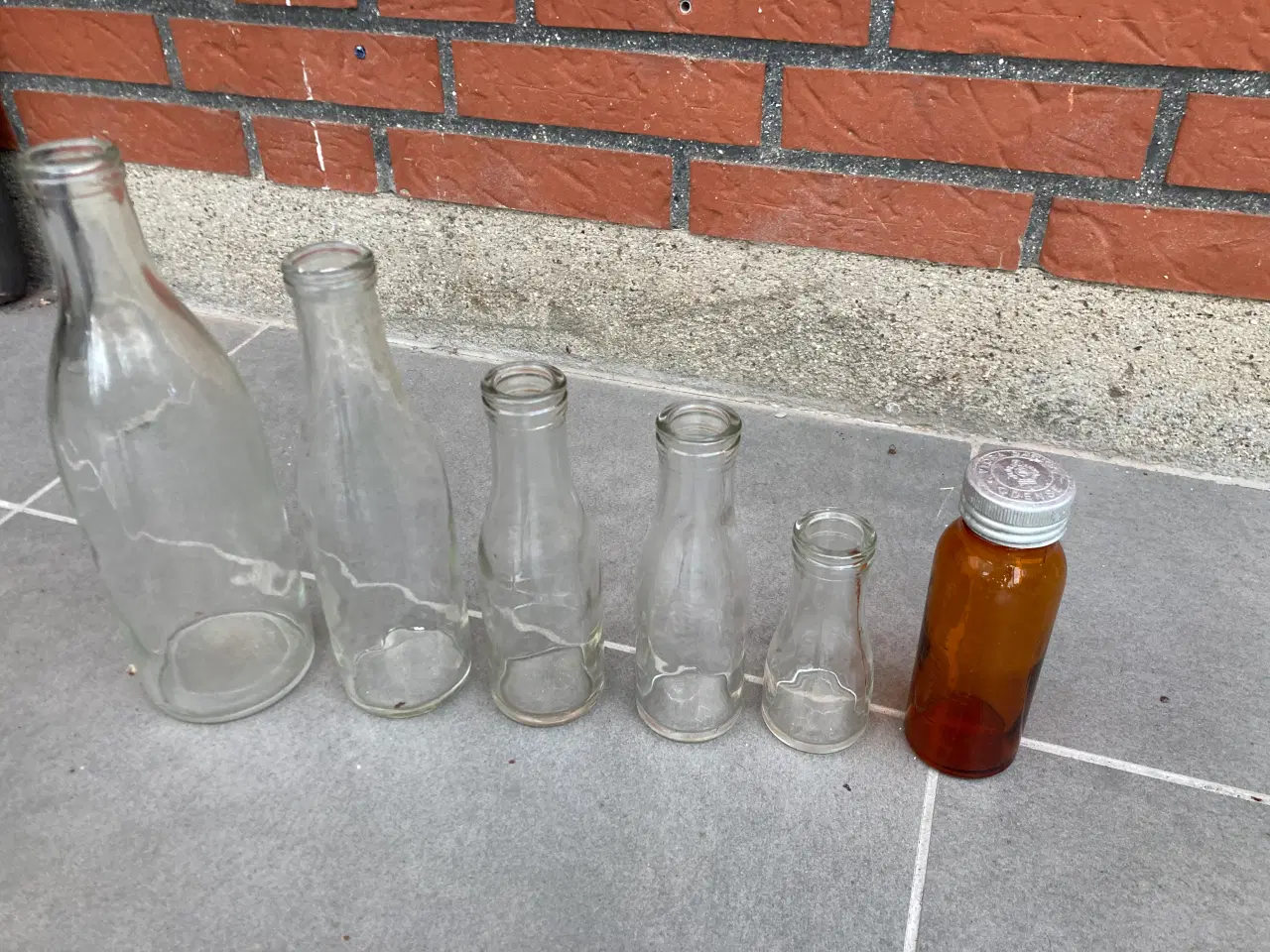 Billede 1 - Mælkeflasker og en syreflaske fra Flora Danica
