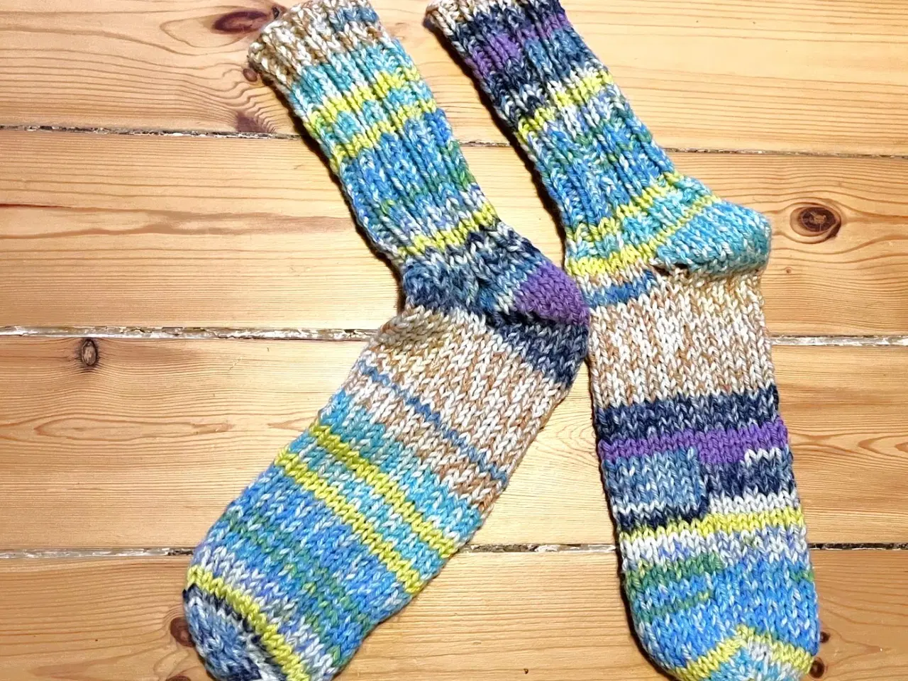 Billede 3 - Hjemmestrikkede ragsokker - tykke sokker - sutsko