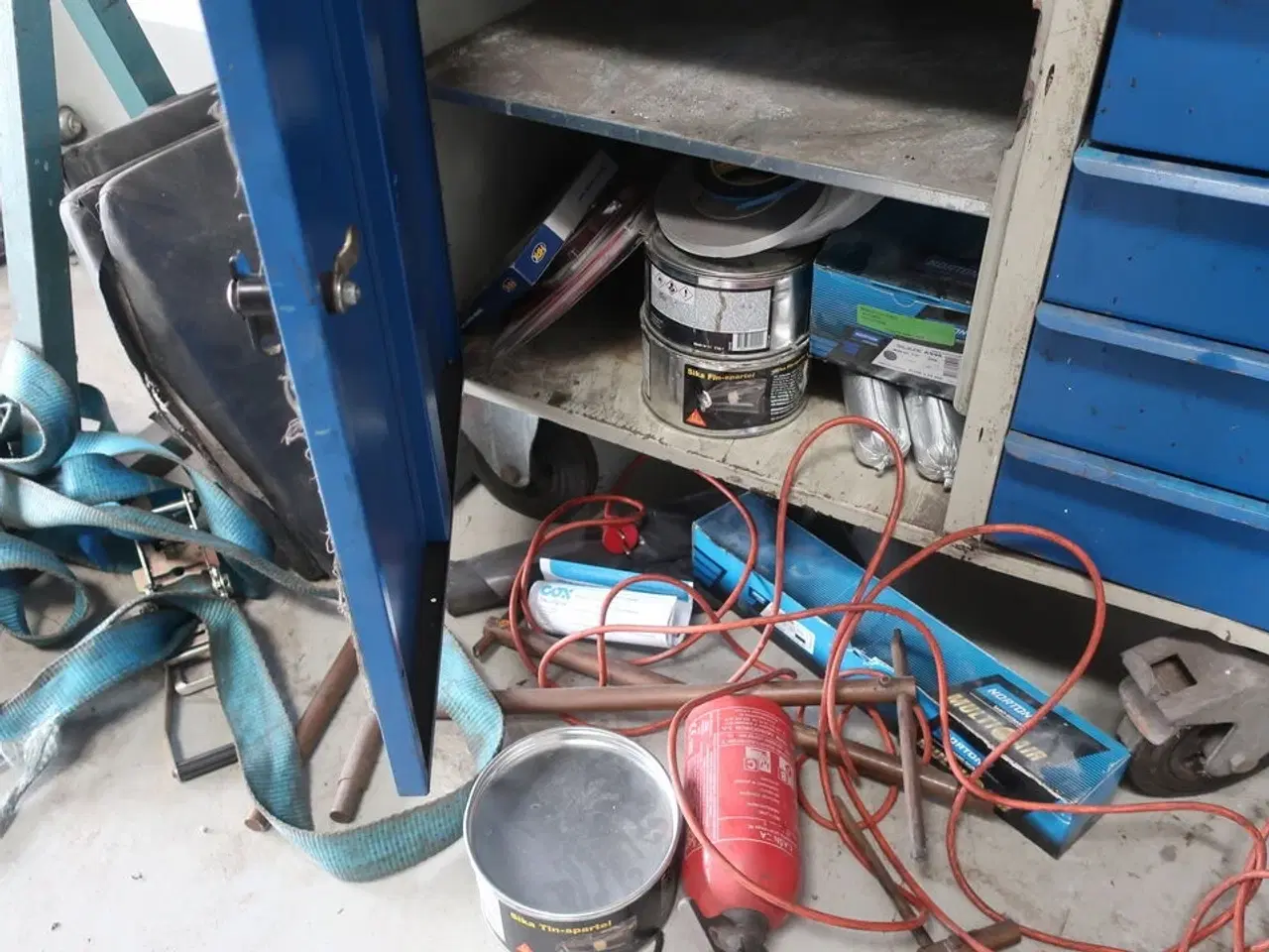 Billede 7 - Værkstedsvogn samt skab med indhold