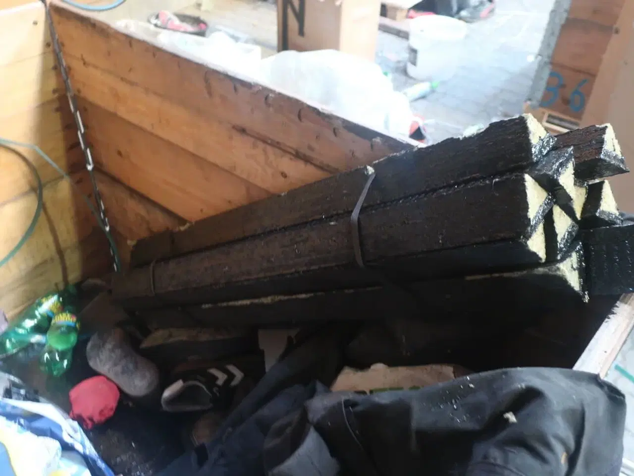 Billede 3 - 3 stk. paller med div. Pallerammer, værktøj, varelager m.m.