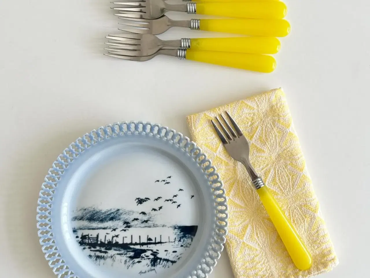 Billede 1 - Retro gafler, stål og gul plast, 6 stk samlet