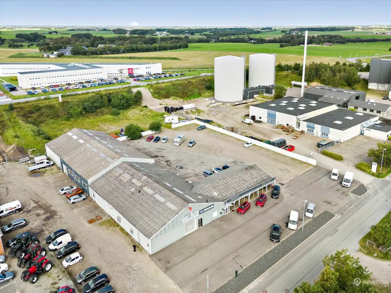 Billede 1 - Bilforretning med meget udenomsplads