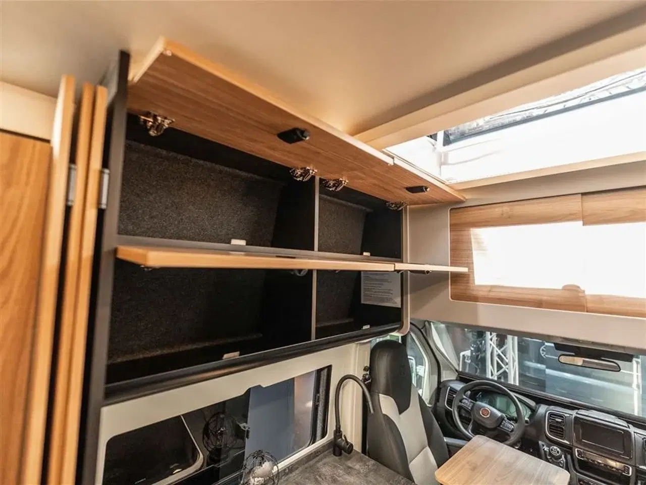Billede 14 - 2026 - FURGOK   LUKSUS VAN MED LOUNGE OG MEGET PLADS