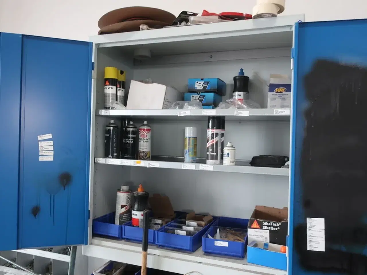 Billede 2 - Værkstedsvogn samt skab med indhold