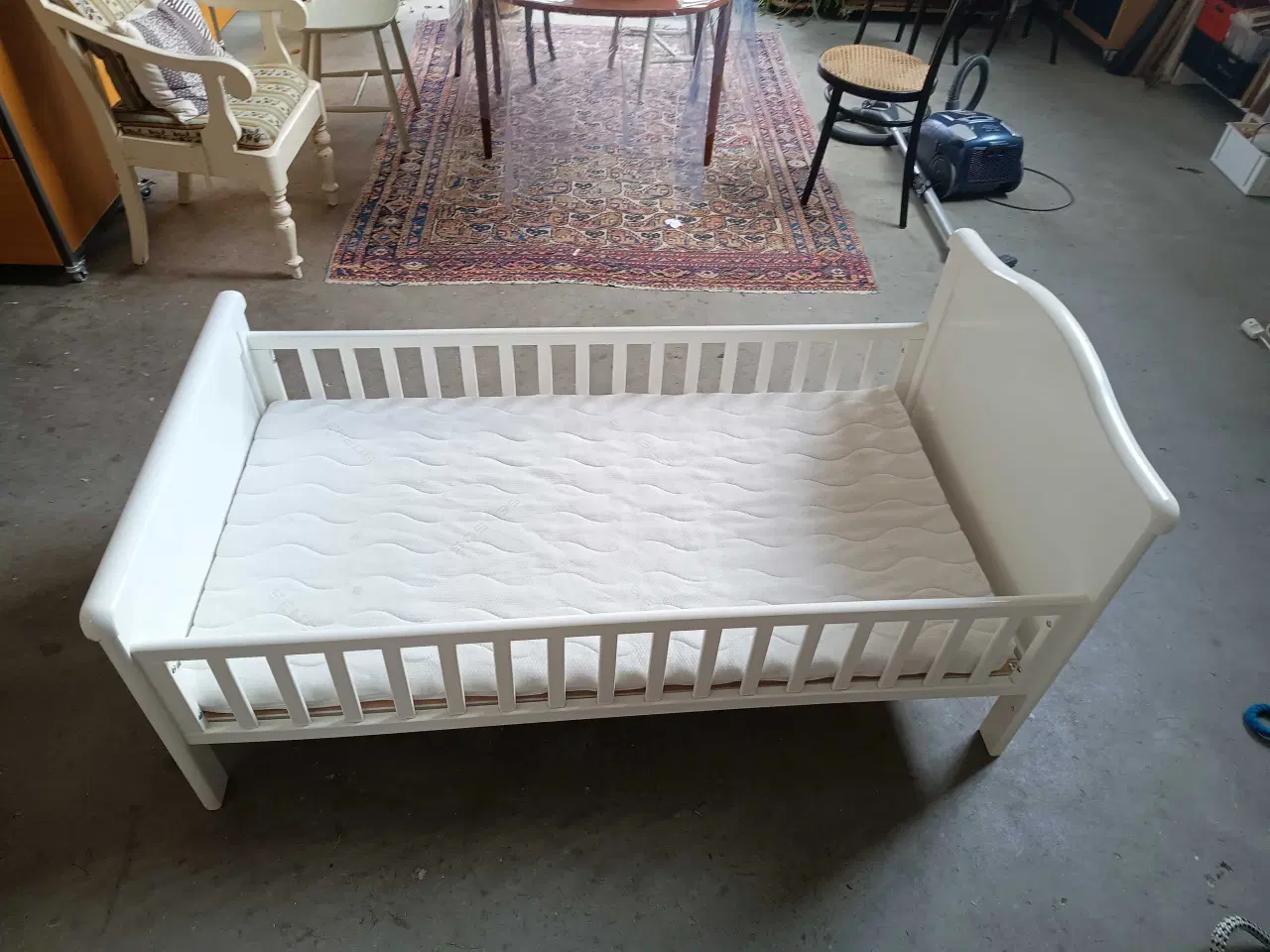 Billede 2 - Juniorseng af hvidmalet træ