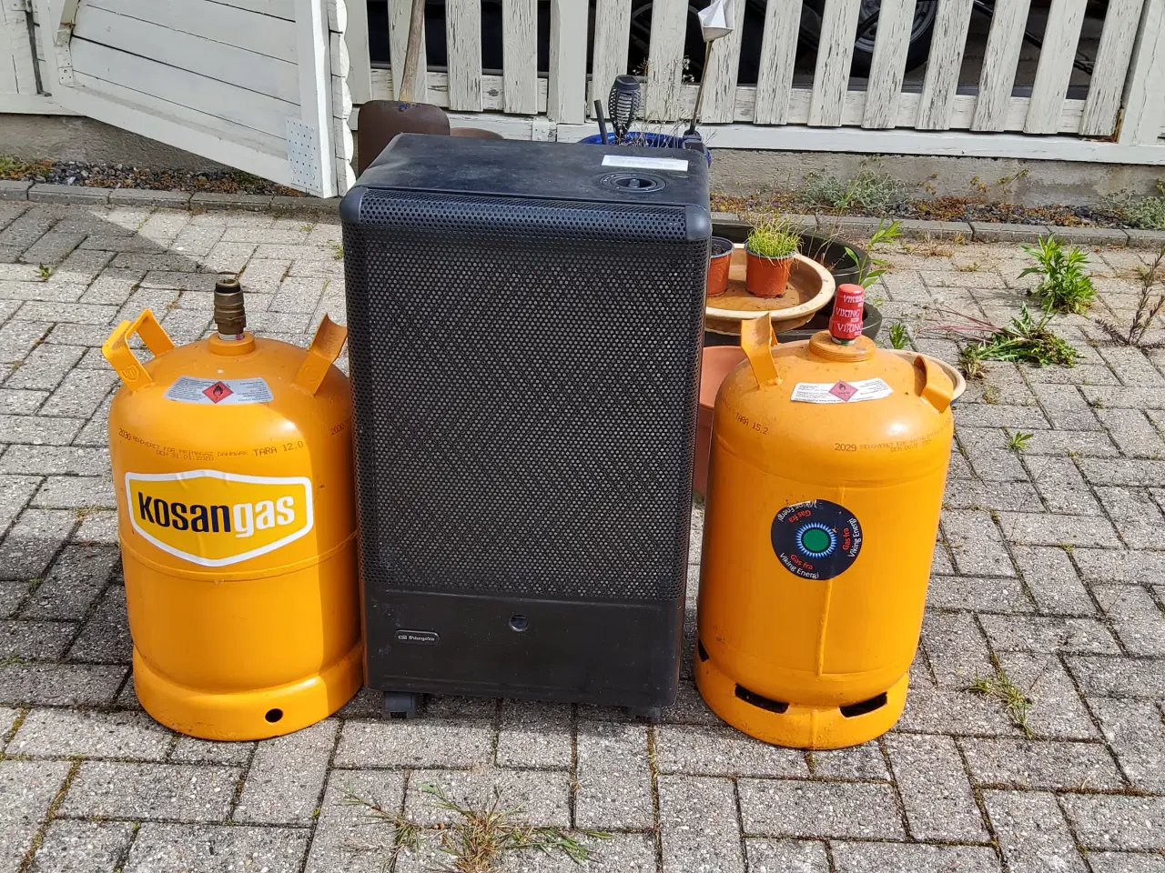 Billede 1 - 2 gasflasker, den ene fuld, og en gasvarmer
