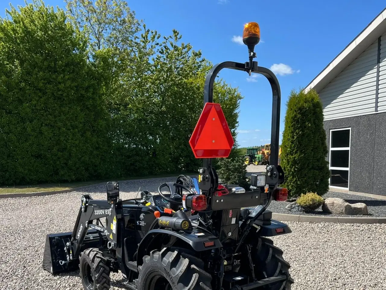 Billede 3 - Solis S26 6+2 gearmaskine Limited Edition i sort med brede hjul og Fuldhydraulisk frontlæsser
