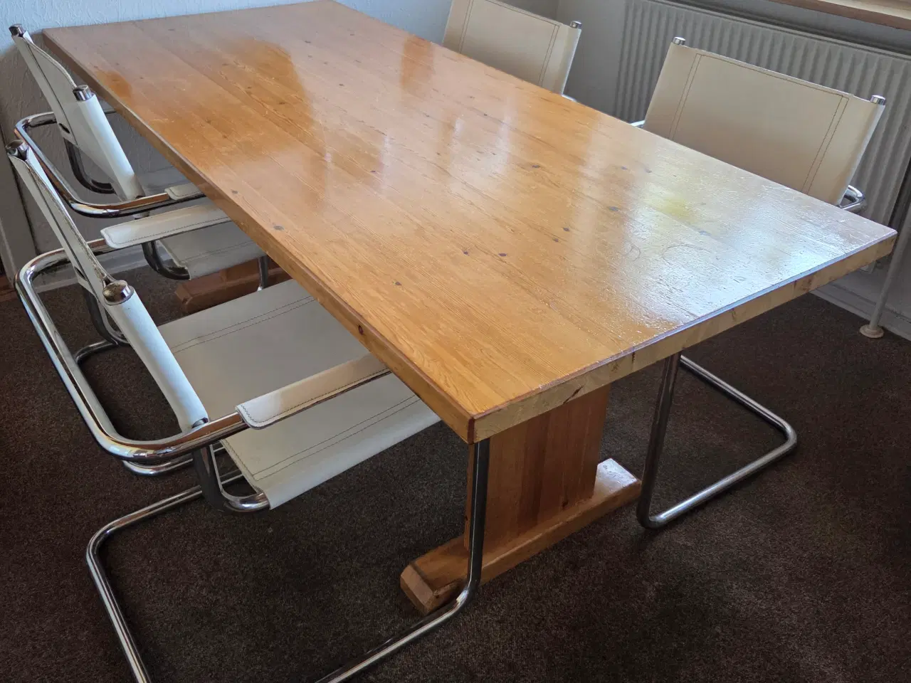 Billede 1 - Køkken bord i fyrtræ , med 5 stole 