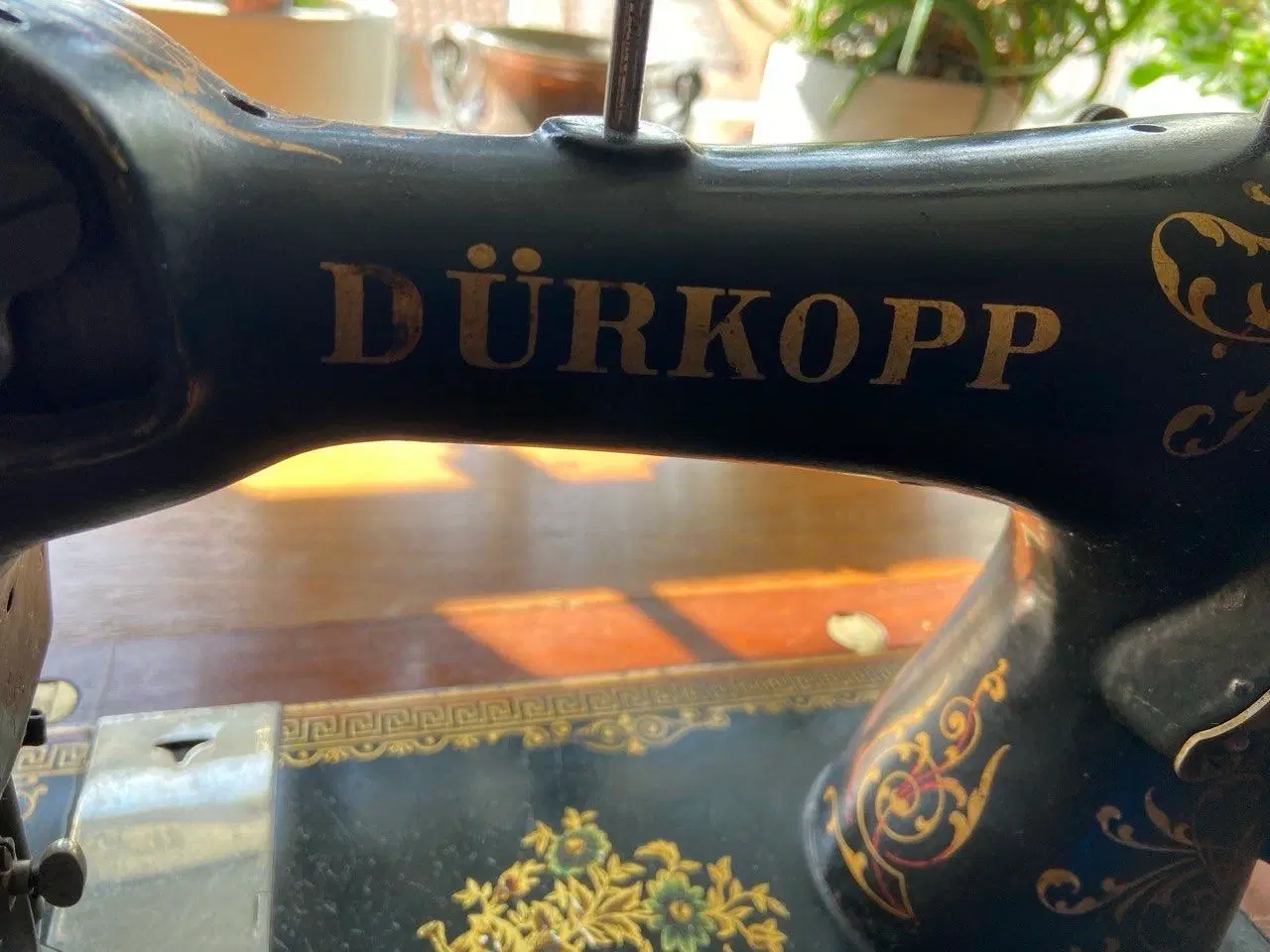 Billede 2 - Antik symaskine og symaskinesbordet  