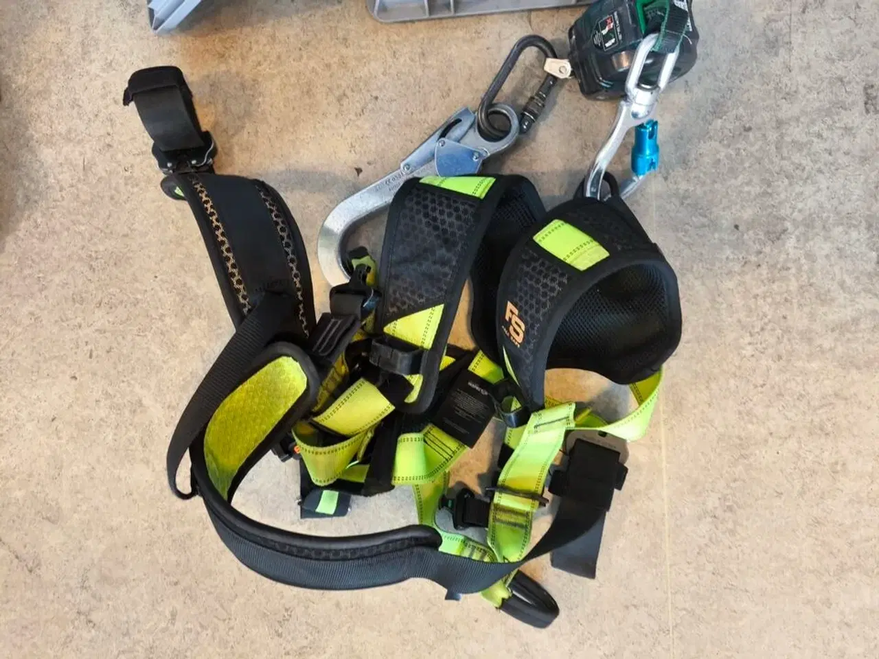 Billede 2 - Kasse m. sikringsgrej samt div.