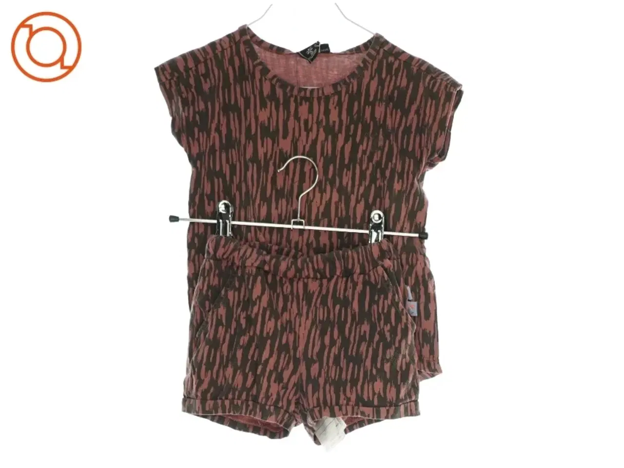 Billede 1 - Matchende T-Shirt og shorts fra Hummel (str. 98 )