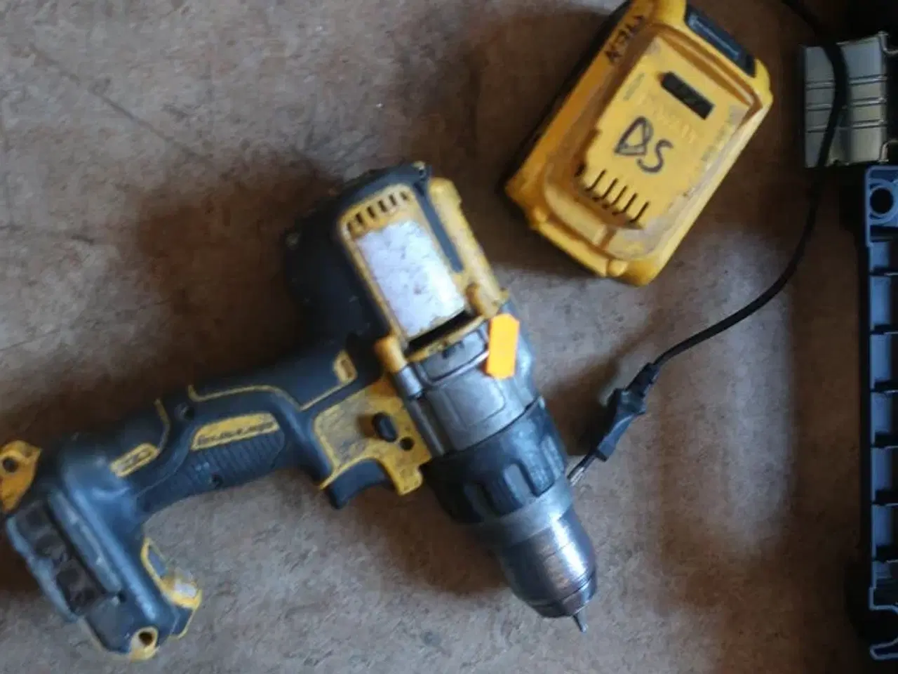 Billede 2 - 3 stk. akku bore/skruemaskiner DEWALT med 2 stk. batterier og 2 stk. ladere