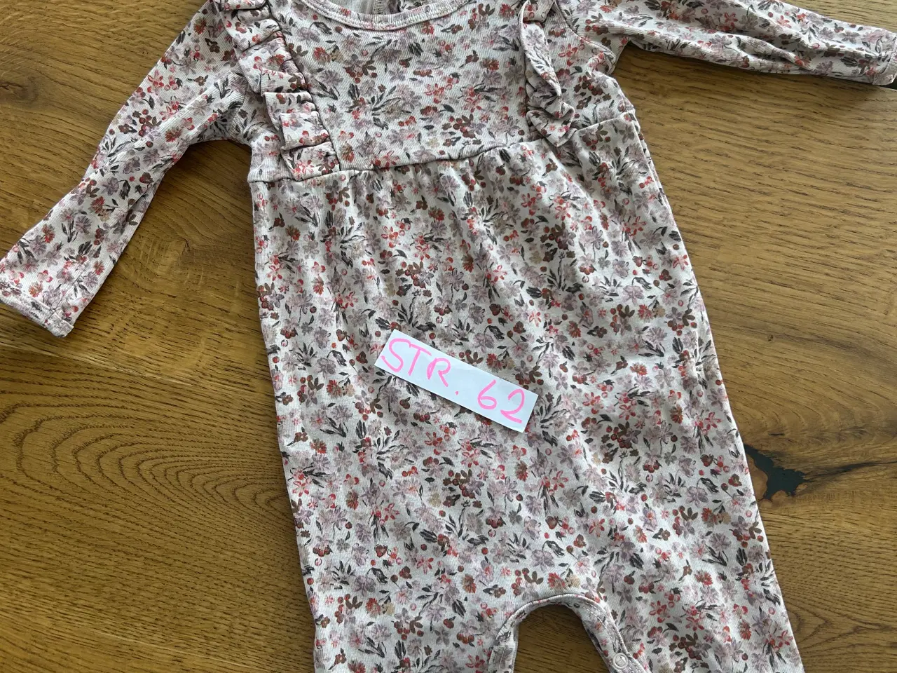 Billede 8 - Babytøj til pige str. 62