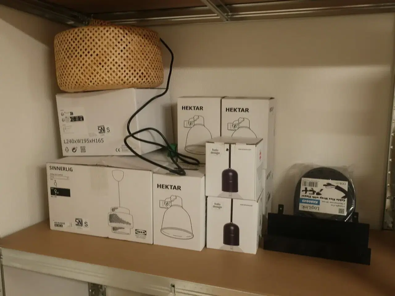 Billede 3 - 2 stk. reoler med indhold