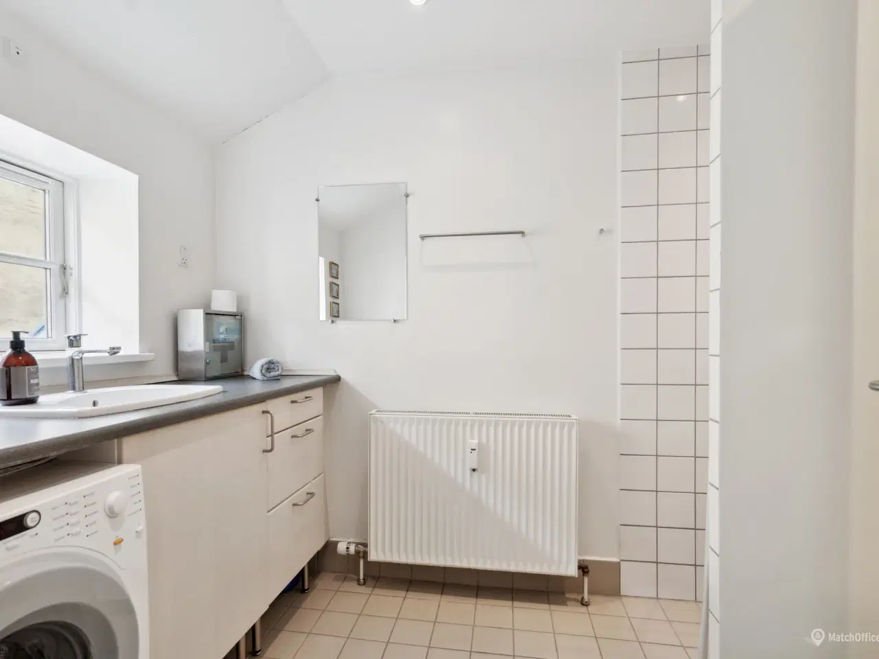 Billede 6 - Højt til loftet. blotlagte bjælker, altan og særdeles centralt beliggende