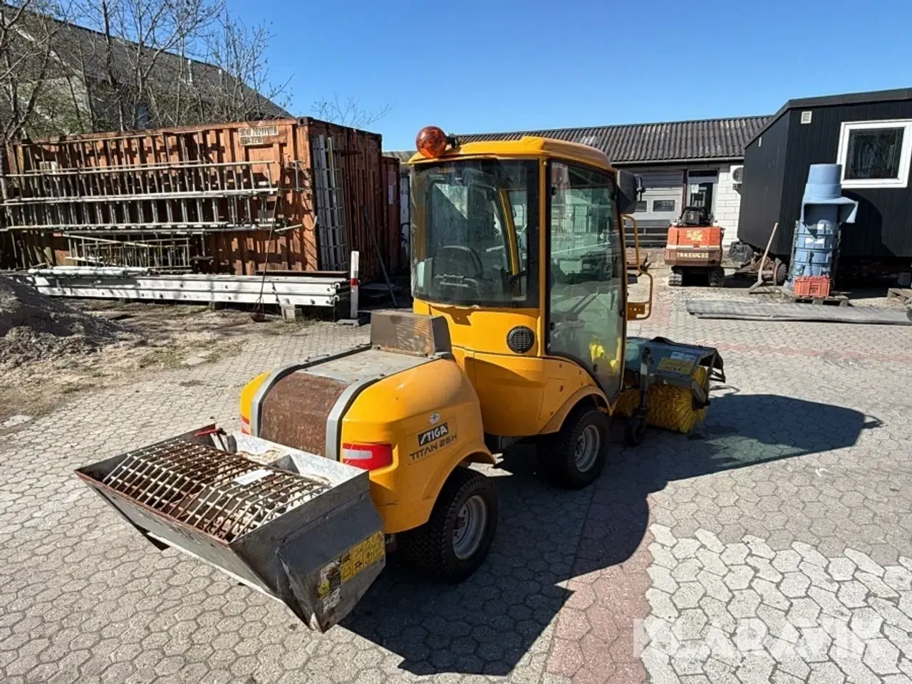 Billede 10 - Redskabsbærer Stiga Titan 26H med kost saltudlægger og klippebord